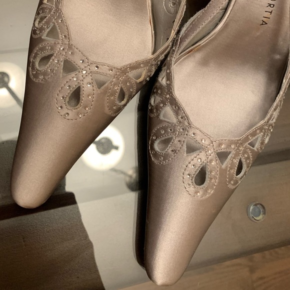 🆕🔥PORTIA Pumps Crystal Cutout Silver Satin Sz 7 - Picture 2 of 6